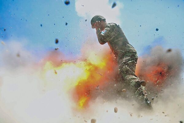 Foto de uma explosão tirada pela fotógrafa Hilda I. Clayton segundos antes de morrer, Afeganistão 2013 - Sputnik Brasil
