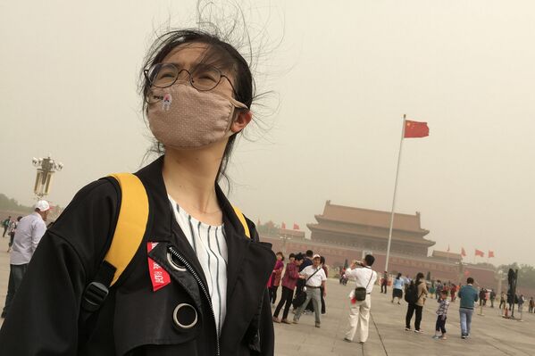 Menina chinesa com máscara para se proteger da poluição, Pequim, China - Sputnik Brasil