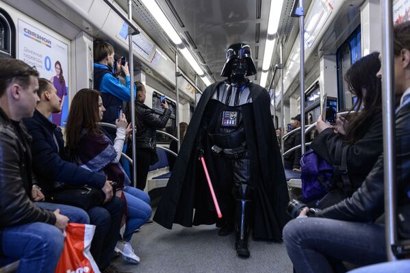 Darth Vader no metrô moscovita no dia do filme Guerra nas Estrelas - Sputnik Brasil