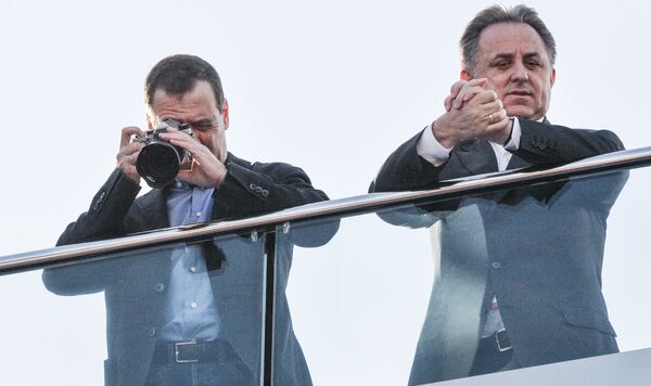 Premiê russo Dmitry Medvedev e Vitaly Mutko, vice-primeiro-ministro russo, assistem a etapa russa da corrida de Fórmula 1 - Sputnik Brasil