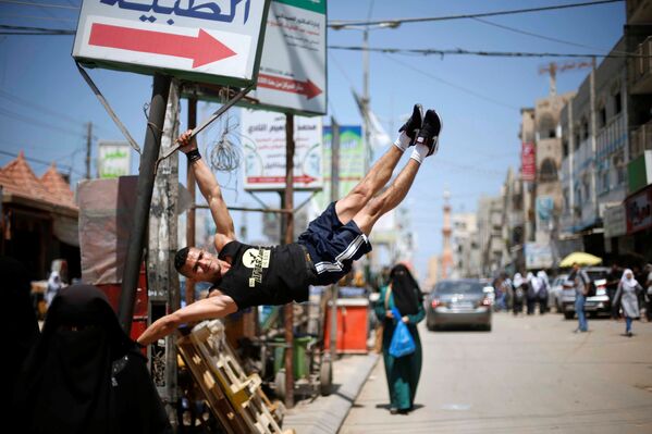 Palestino Mohammed al-Hoor faz ginástica nas ruas de Gaza - Sputnik Brasil