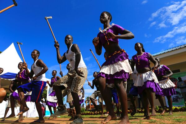 Dança popular ugandesa por ocasião da visita do ator Forest Whitaker - Sputnik Brasil