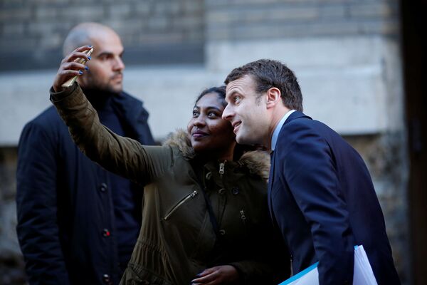 Candidato à presidência da França, Emmanuel Macron, tira selfie com menina - Sputnik Brasil