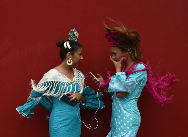 Meninas vestidas com trajes tradicionais durante o festival Feira de Abril em Sevilla - Sputnik Brasil