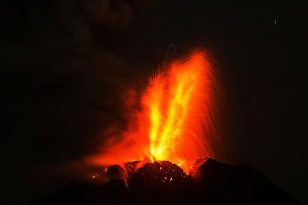 Erupção do vulcão Sinabung em Sumantra - Sputnik Brasil