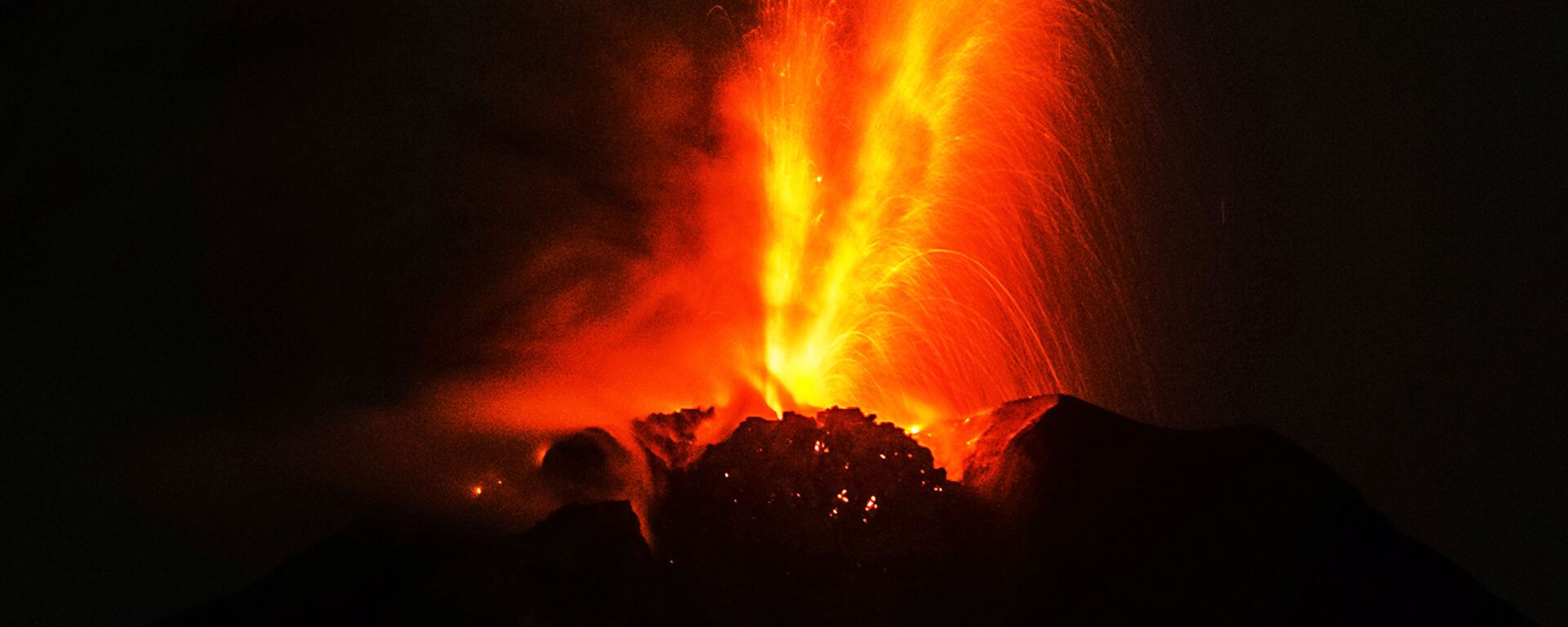 Erupção do vulcão Sinabung em Sumantra - Sputnik Brasil, 1920, 13.11.2021