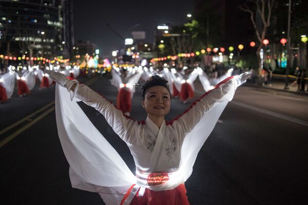 Marcha noturna realizada em Seul por ocasião do aniversário de Buda - Sputnik Brasil