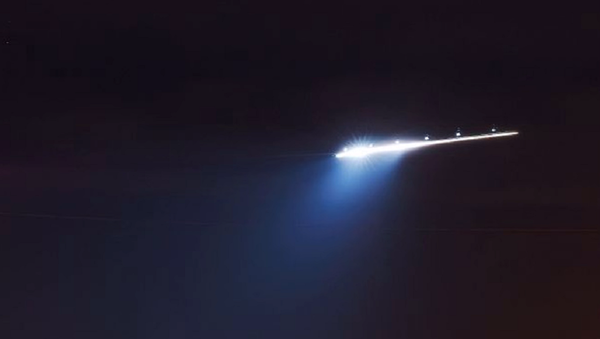 Grande nave extraterrestre com luz intermitente - Sputnik Brasil