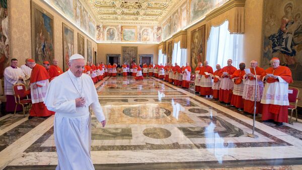Papa Francisco é visto no Palácio Apostólico no Vaticano, onde, em reunião formal com os cardeais, foi feita a escolha da data exata para um ofício religioso de canonização de novos santos, em 20 de abril de 2017 - Sputnik Brasil