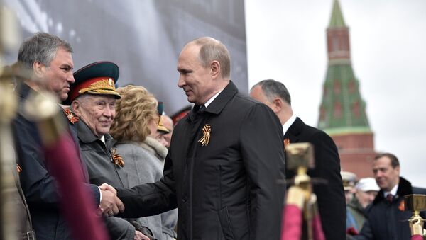 O presidente russo, Vladimir Putin, saúda o presidente da câmara baixa do Parlamento russo, Vyacheslav Volodin, durante a Parada da Vitória em 9 de maio de 2017 em Moscou - Sputnik Brasil