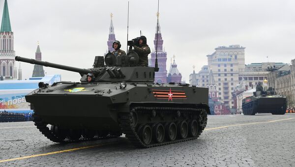 Um veículo de infantaria anfíbio BMD-4M Sadovnitsa desfila durante a Parada da Vitória em 9 de maio de 2017 na Praça Vermelha em Moscou - Sputnik Brasil