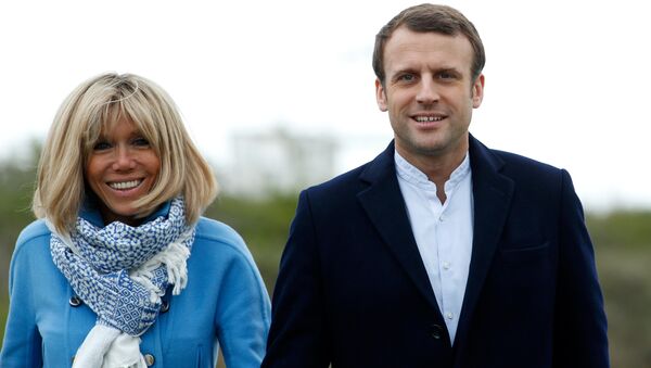 Emmanuel Macron e sua mulher Brigitte Trogneux posam para fotografias em Le Touquet, França, abril 22, 2017 - Sputnik Brasil