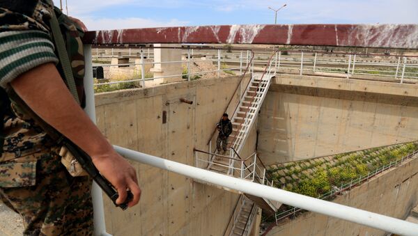 Members of the US-backed Syrian Democratic Forces (SDF), made up of an alliance of Arab and Kurdish fighters, inspect the Tabqa dam on March 27, 2017, which has been recently partially recaptured, as part of their battle for the jihadists' stronghold in nearby Raqa - Sputnik Brasil