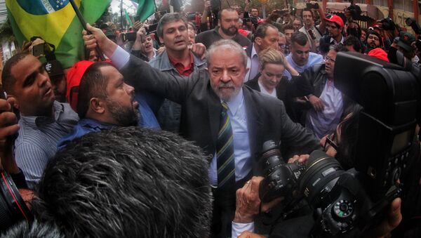 O ex-presidente Lula é recebido por movimentos sociais ao chegar no prédio da Justiça Federal em Curitiba - Sputnik Brasil