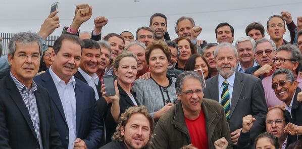 Ex-presidente Lula é recebido por aliados, incluindo a ex-presidenta Dilma Rousseff, em Curitiba - Sputnik Brasil