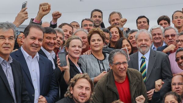 Ex-presidente Lula é recebido por aliados, incluindo a ex-presidenta Dilma Rousseff, em Curitiba - Sputnik Brasil