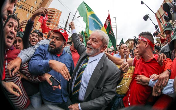 Manifestantes se agitam em torno do ex-presidente Lula em Curitiba - Sputnik Brasil