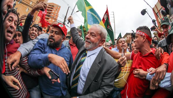Manifestantes se agitam em torno do ex-presidente Lula em Curitiba - Sputnik Brasil