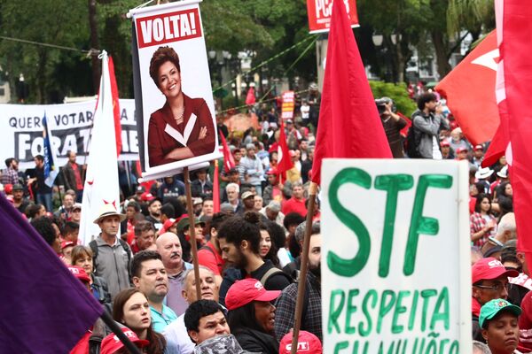 Manifestantes exibem a foto da ex-presidenta Dilma Rousseff - Sputnik Brasil