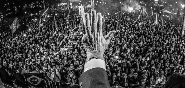 Mão do presidente Lula acenando para a multidão durante ato em Curitiba, no Paraná - Sputnik Brasil