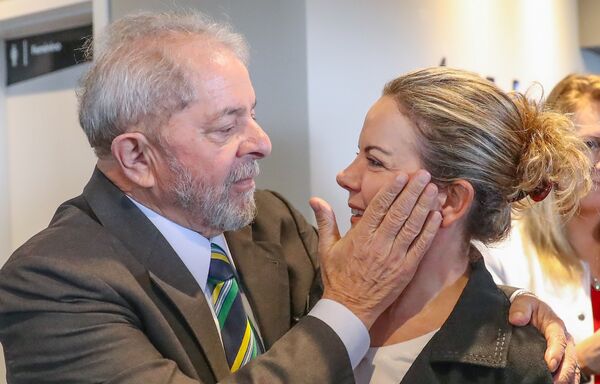 Ex-presidente Lula com a senadora curitibana Gleisi Hoffmann, do PT - Sputnik Brasil