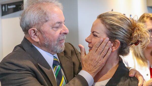 Ex-presidente Lula com a senadora curitibana Gleisi Hoffmann, do PT - Sputnik Brasil