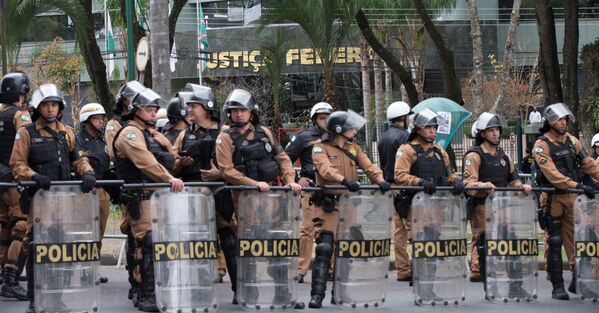 Polícia montou esquema de segurança especial em frente ao prédio da Justiça Federal em Curitiba, onde o juiz Sérgio Moro ouviu o depoimento do ex-presidente Lula - Sputnik Brasil