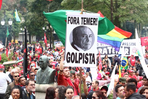 Partidários de Luiz Inácio Lula da Silva também protestaram contra o presidente Michel Temer em Curitiba - Sputnik Brasil
