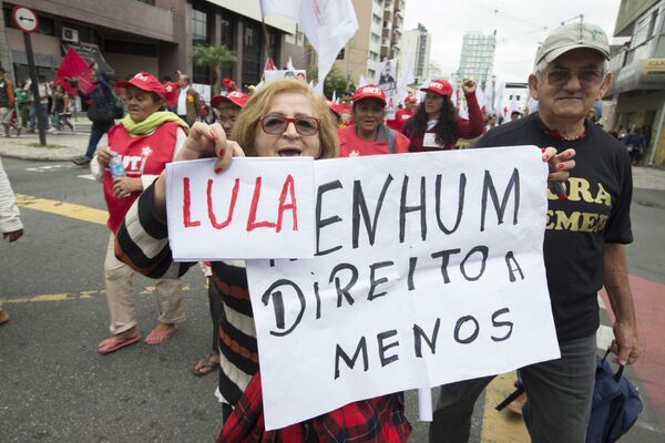 Senhora exibe cartazes em defesa de Lula e dos direitos dos cidadãos em Curitiba - Sputnik Brasil