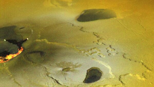 Crateras com lava na superfície de Io, lua de Júpiter  - Sputnik Brasil