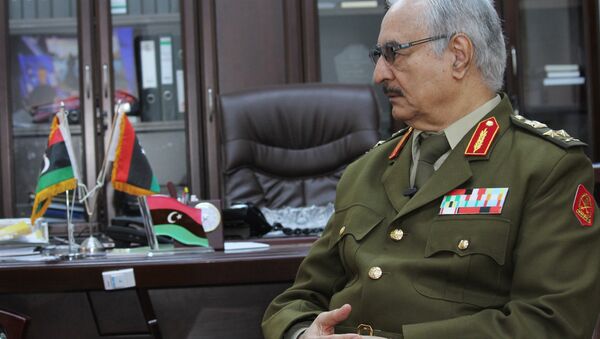 Nesta foto de arquivo de 18 de março de 2015, o General Khalifa Haftar fala durante uma entrevista com a Associated Press em al-Marj, Líbia. - Sputnik Brasil