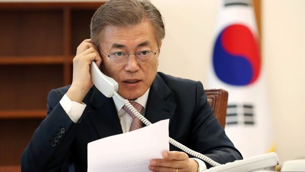 South Korean President Moon Jae-in speaks with Chinese President Xi Jinping by telephone at the Presidential Blue House in Seoul, South Korea in this handout picture provided by the Presidential Blue House and released by Yonhap on May 11, 2017 - Sputnik Brasil