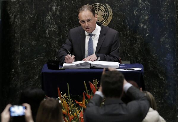 O ministro australiano do Ambiente, Greg Hunt, assina o Acordo de Paris sobre as alterações climáticas na sede das Nações Unidas em Nova Iorque. O ministro australiano do Ambiente, Greg Hunt, assina o Acordo de Paris sobre as alterações climáticas na sede das Nações Unidas em Nova Iorque. - Sputnik Brasil