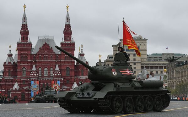 Tanque T-34-85 na Parada da Vitória na Praça Vermelha, no coração da capital russa - Sputnik Brasil