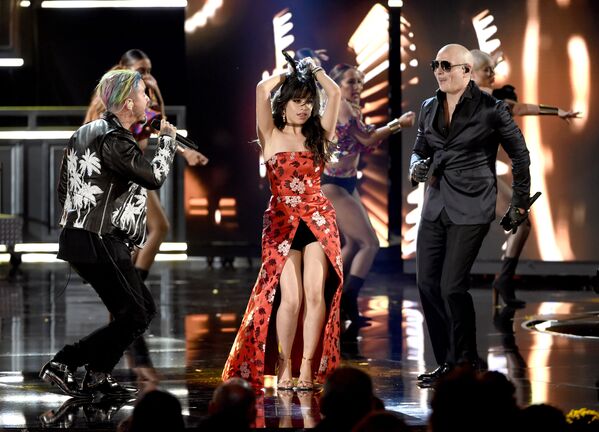 J Balvin, Camila Cabello e Pitbull participando do MTV Movie and TV Awards em Los Angeles - Sputnik Brasil
