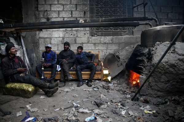 Trabalhadores na cidade de Douma cercada pelos rebeldes, Síria - Sputnik Brasil