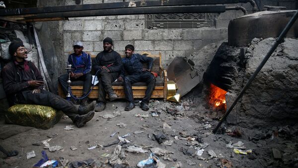 Trabalhadores na cidade de Douma cercada pelos rebeldes, Síria - Sputnik Brasil