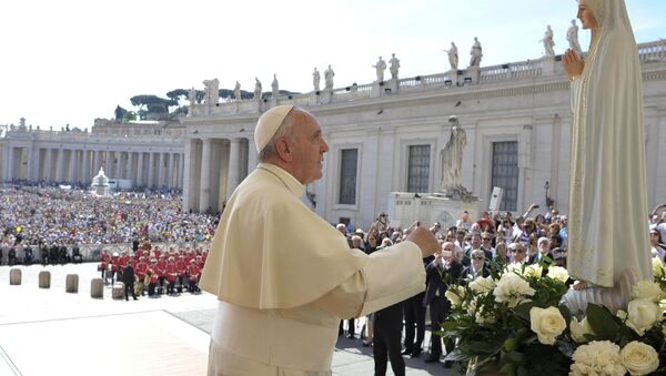 Pope Francis pays homage to the statue of St. Mary of Fatima during his weekly general audience in St. Peter's Square at the Vatican, Wednesday, May 13, 2015. - Sputnik Brasil