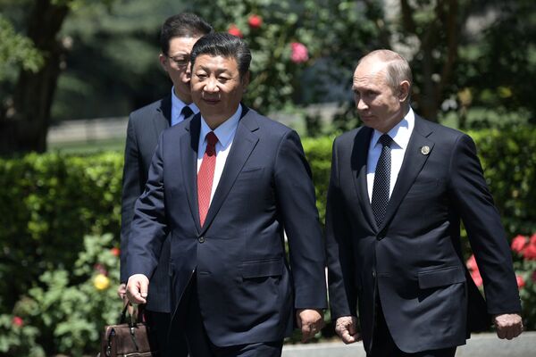 Presidente russo, Vladimir Putin com seu homólogo chinês, Xi Jinping depois do encontro bilateral realizado no âmbito do Fórum do Cinturão e Rota, Pequim, 14 de maio de 2017. - Sputnik Brasil
