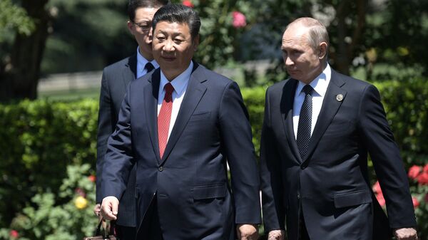 Presidente russo, Vladimir Putin com seu homólogo chinês, Xi Jinping depois do encontro bilateral realizado no âmbito do Fórum Internacional Um Cinturão e Uma Rota, Pequim, 14 de maio de 2017 - Sputnik Brasil