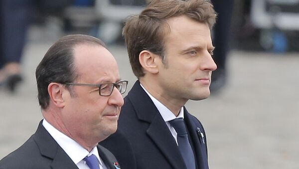 O presidente da França, Francois Holland, e o presidente eleito, Emmanuel Macron, participam de uma cerimônia para marcar o fim da Segunda Guerra Mundial em Paris, França, 8 de maio de 2017. - Sputnik Brasil