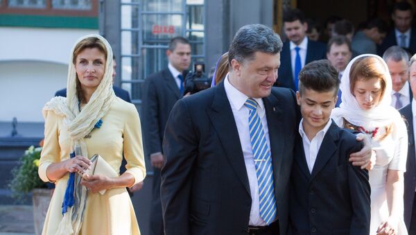 Presidente da Ucrânia, Pyotr Poroshenko, com sua esposa Marina e filho Mikhail - Sputnik Brasil