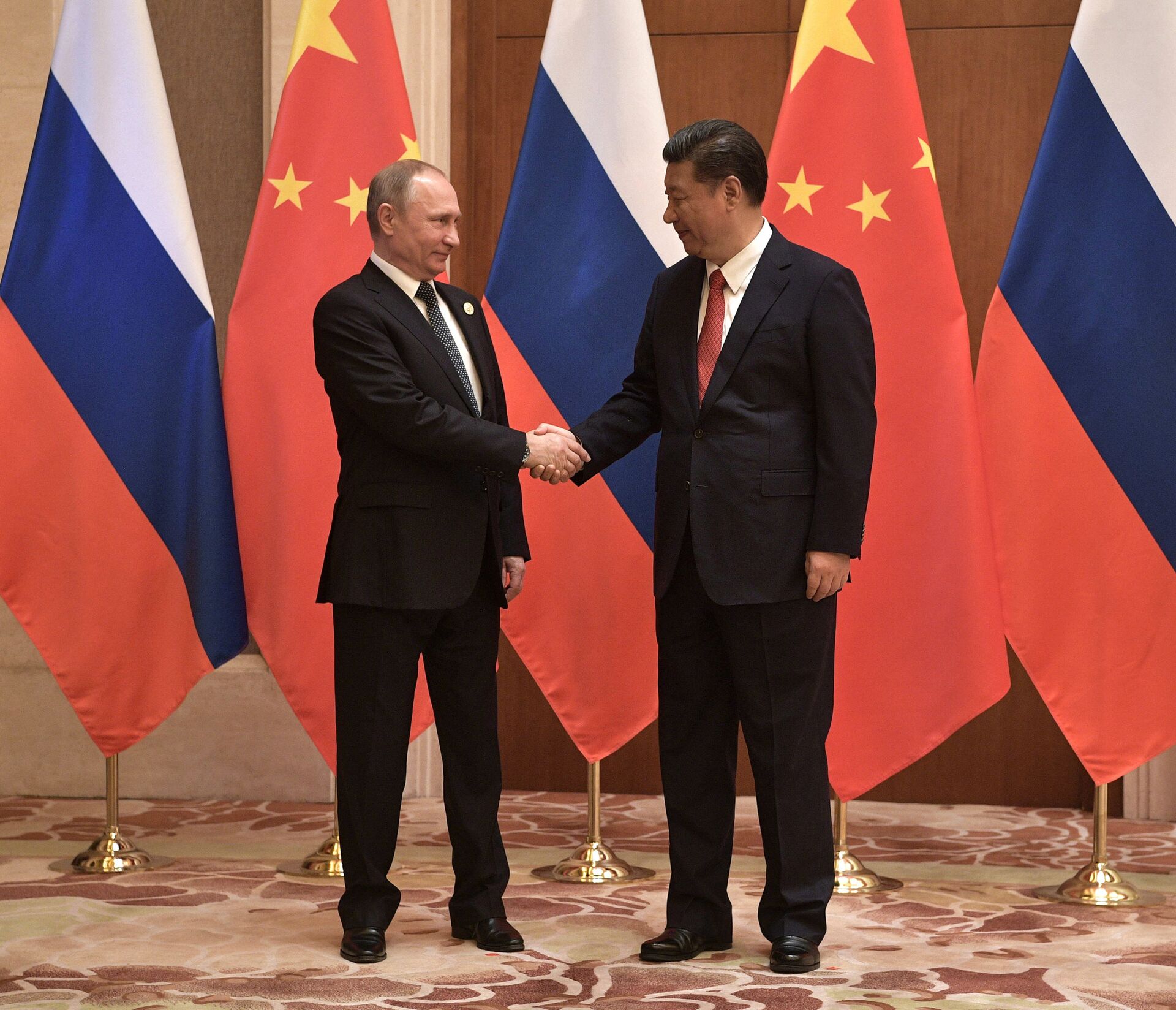 O presidente russo Vladimir Putin e o presidente da China Xi Jinping durante as negociações russo-chinesas no âmbito do fórum internacional Um Cinturão e uma Rota - Sputnik Brasil, 1920, 16.10.2023