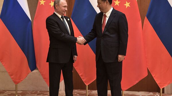 O presidente russo Vladimir Putin e o presidente da China Xi Jinping durante as negociações russo-chinesas no âmbito do fórum internacional Um Cinturão e uma Rota - Sputnik Brasil