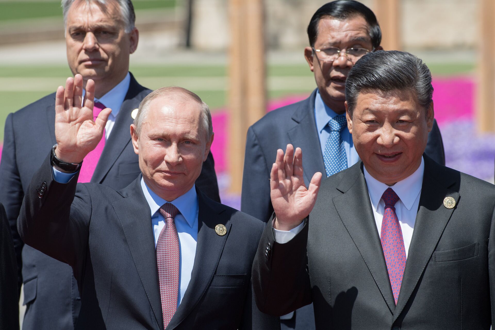 Vladimir Putin e Xi Jinping durante o segundo dia do Fórum do Cinturão e Rota, em 15 de maio de 2017 - Sputnik Brasil, 1920, 16.10.2023