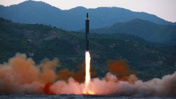 Teste de míssil norte-coreano Hwasong-12 (foto de arquivo) - Sputnik Brasil