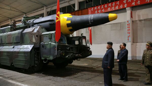 Kim Jong-un observa míssil balístico de longo alcance Hwasong-12 (foto de arquivo) - Sputnik Brasil