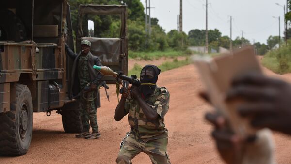 Militar rebelde com lançador de foguetes nas mãos na cidade de Bouaké na Costa do Marfim, 15 de maio de 2017 - Sputnik Brasil