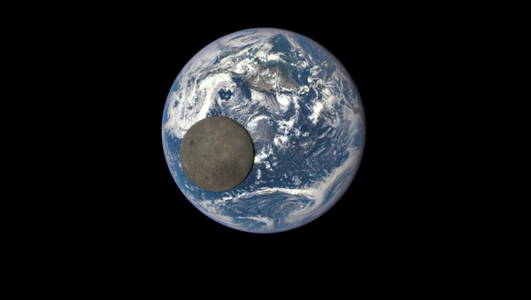 Уникальный снимок Луны на фоне Земли, сделанный с помощью космического аппарата Deep Space Climate Observatory - Sputnik Brasil