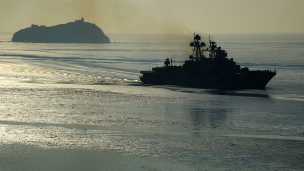 Admiral Tributs, navio antissubmarino grande da Frota do Pacífico russa, atravessa o estreito Bósforo Oriental em Vladivostok, em janeiro de 2017 - Sputnik Brasil